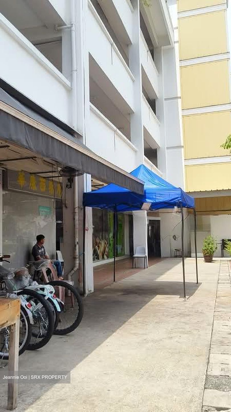 Tampines Polyview (D18), Shop House #560760901